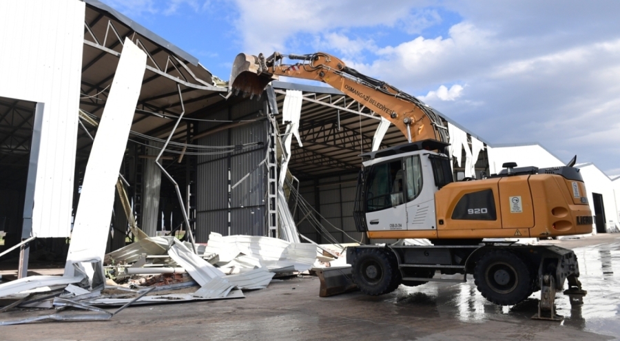 Tarım arazisine kaçak yapılan depolar yıkıldı