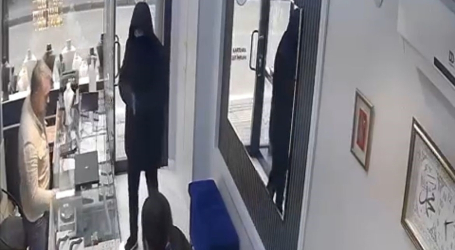 Bursa'da kamera şakası gibi soygun girişimi kamerada