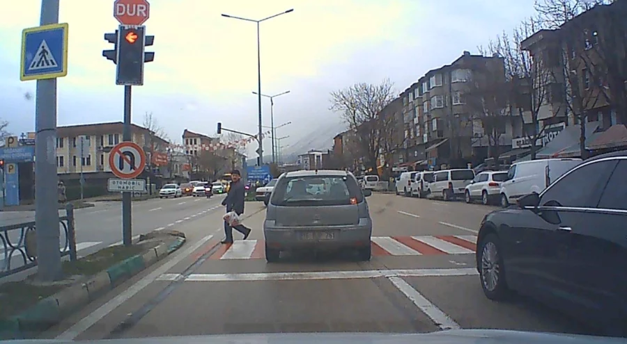 Bursa'da kırmızı ışık ihlali kaza getiriyordu...Yayanın canını hiçe saydı