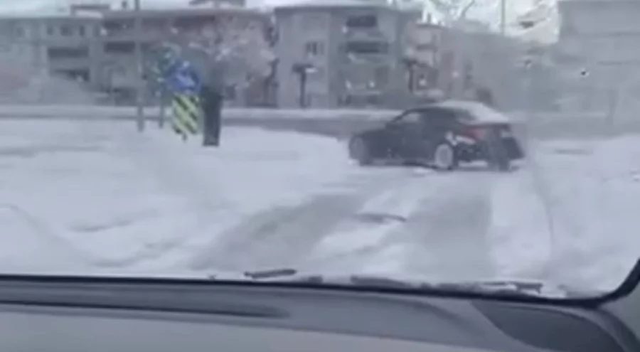 Bursa'da kar yağışını fırsat bilip kavşakta drift attı