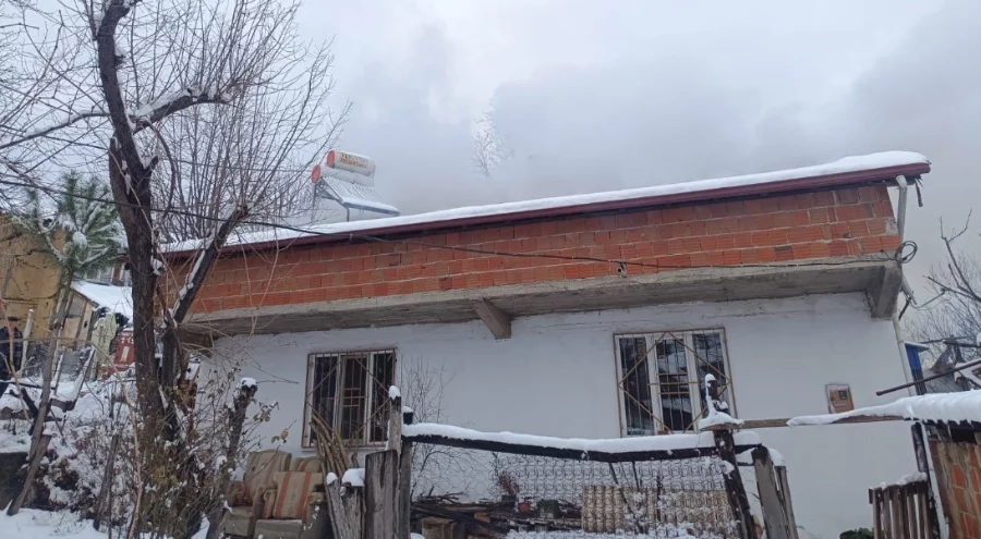 Bursa'da evin çatısı alev aldı