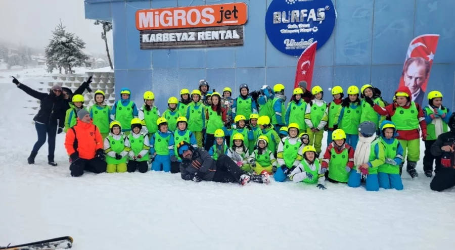 Büyükşehir'le öğrencilerin kayak keyfi
