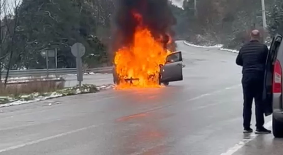 Bursa'da seyir halindeki otomobil yandı