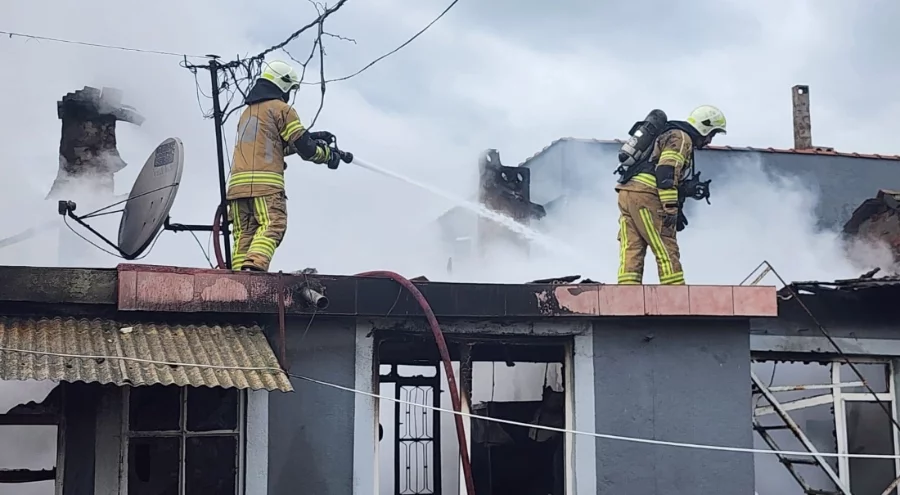 Bursa'da tek katlı ev yandı: 82 yaşındaki adam hastaneye kaldırıldı
