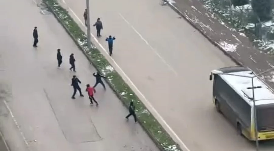 Bursa'da kar topu gerginliği: Otobüs şoförü çocukları sopayla kovaladı