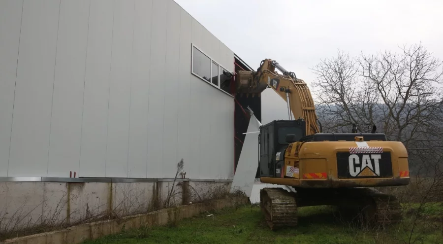 Bursa'da 2 kaçak iş yeri yıkıldı