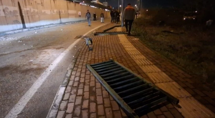 Bursa'da Kontrolden Çıkan Araç Bariyerleri Kopardı, İki Otomobil Zarar Gördü