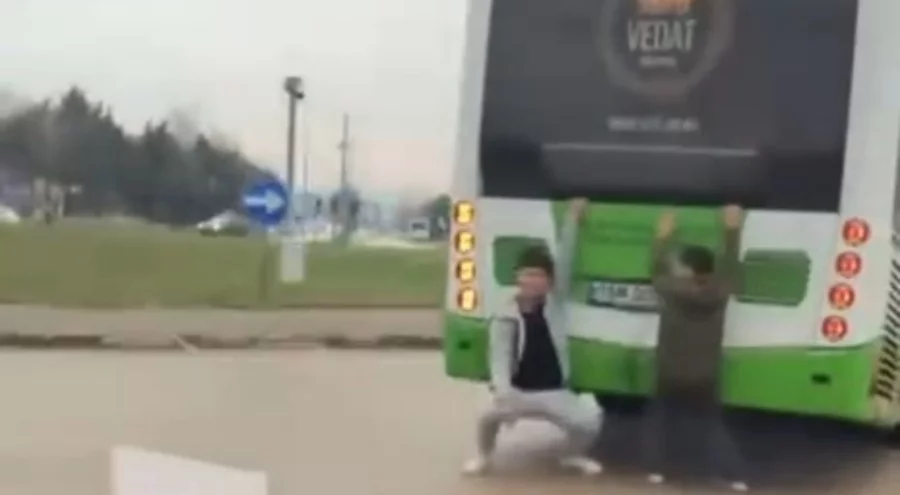 Bursa'da Otobüsün arkasına tutunup tehlike saçtılar