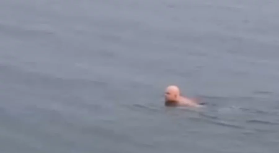 Bursa'da Soğukta denize girdi, görenler şaştı