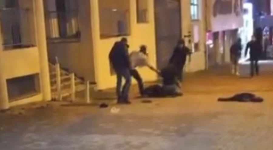 Bursa'da sokak ortasında çakılı kavga