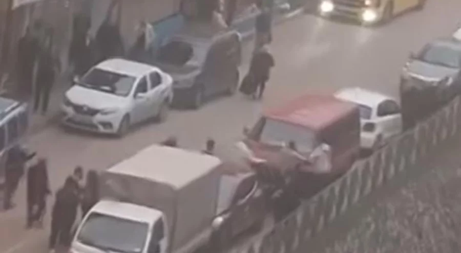 Bursa'da cadde ortasında yumruklu kavga