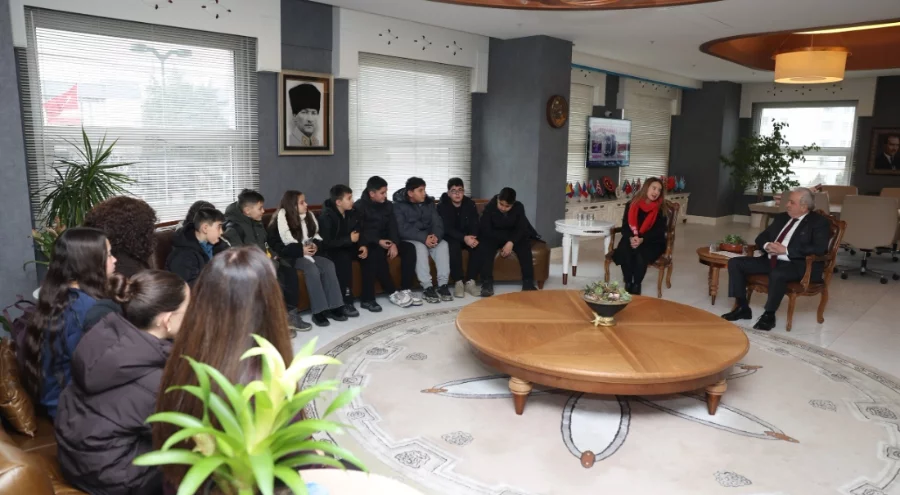 Çocuklar el emeklerini Başkan Şadi Özdemir'e hediye etti