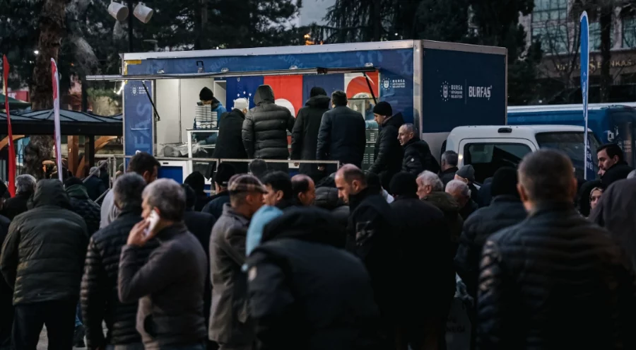 Büyükşehir'den vatandaşa sıcak çorba ikramı