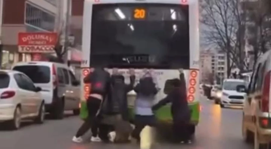 Bursa'da belediye otobüsünün arkasına tutunan çocuklar korku dolu anlar yaşattı