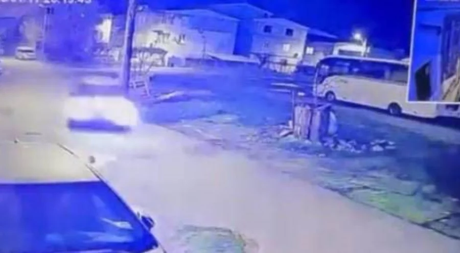 Bursa'da park halindeki otomobile çarpıp kaçtı, anlar kamerada