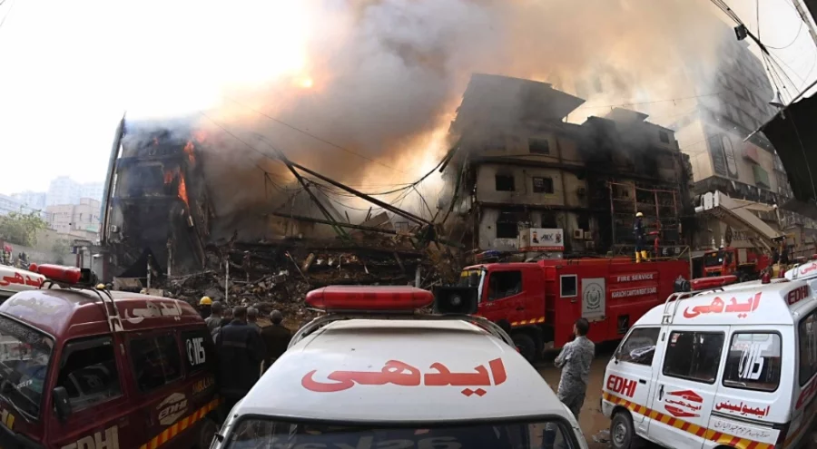 Pakistan'da AVM faciası: Ölü sayısı 14, 70'ten fazla kişi kayıp