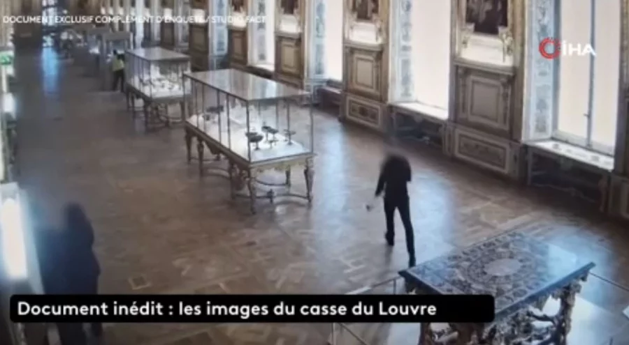 Paris'te Louvre Müzesi'nden 88 milyon euro değerinde mücevher çalındı