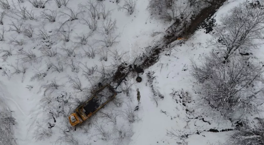 Yem yüklü tır 600 metrelik uçuruma yuvarlandı