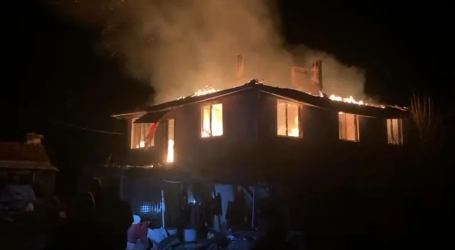 Bursa'da köy evinde gece yangını: Eski muhtarın evi kül oldu