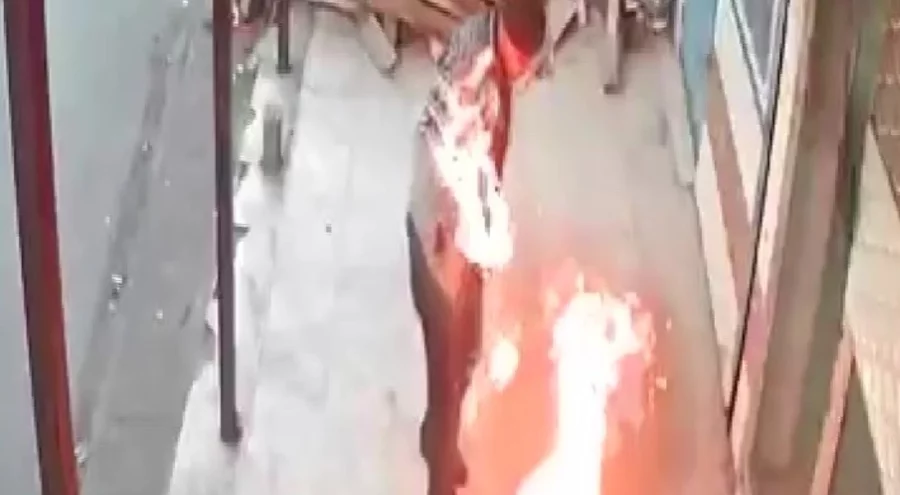 Benzinle ocağı yakmak isterken alev aldı