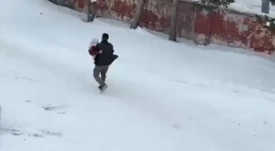 Vefa dolu görüntü: Hasta annesini kucağında taşıdı