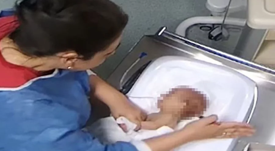 5 günlük bebeğe şiddet iddiasıyla hemşire tutuklandı