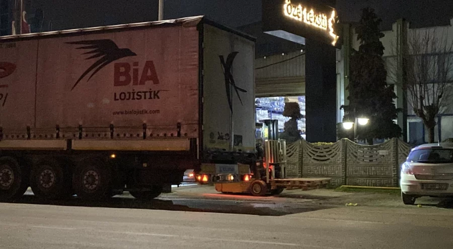 Bursa'da park halindeki TIR'ın dorsesinden düşen işçi yaralandı