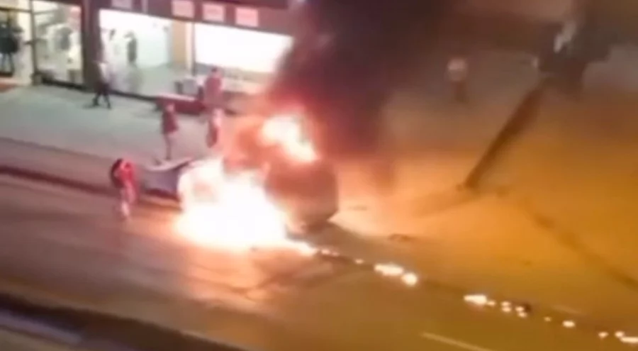 Bursa'da park halindeki araç alev aldı