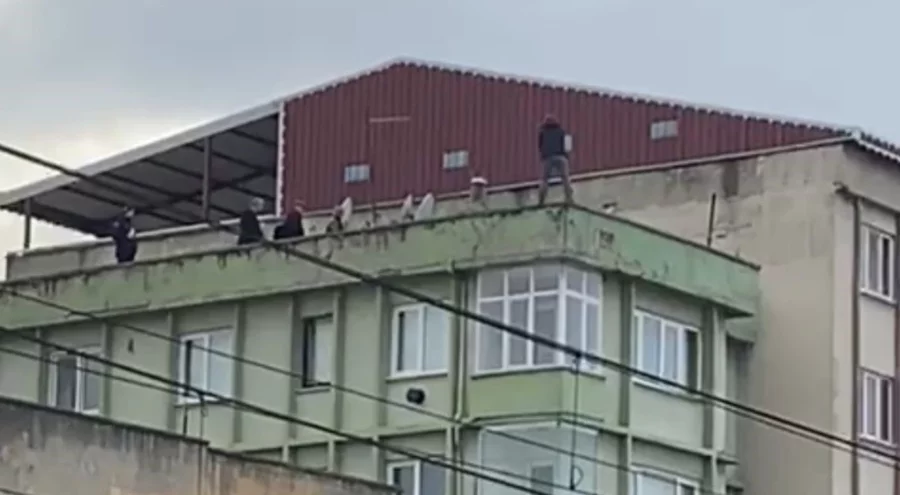 Bursa'da eşiyle tartışan şahıs çatıya çıkıp intihara kalkıştı