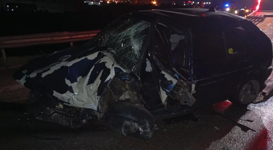 Bursa'da Otomobil Bariyerlere Girdi: 2 Kişi Ağır Yaralı