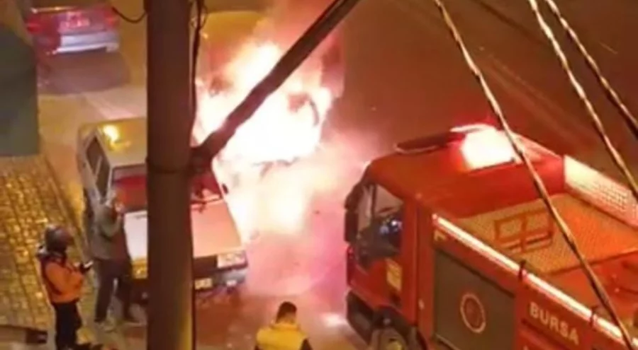 Bursa'da Seyir Halindeki Otomobil Alev Aldı