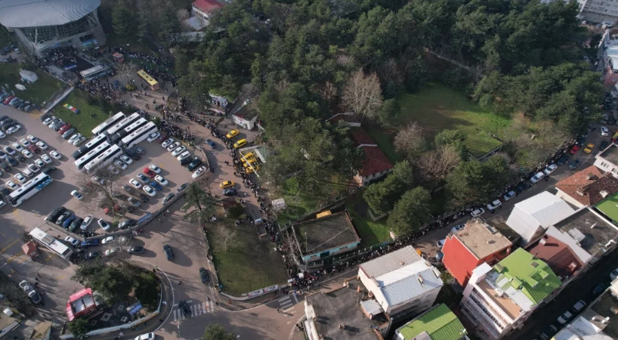 Bursa'da Teleferik Kuyruğu Mahalle Aralarına Taştı