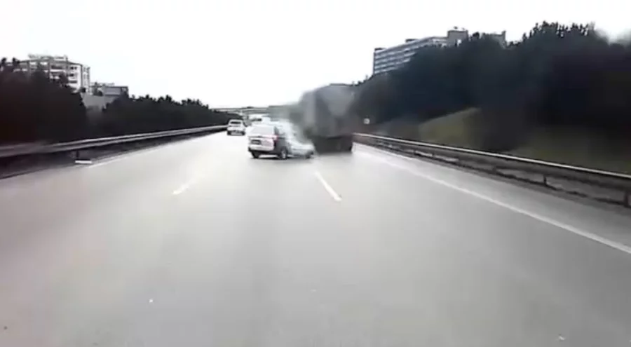 Bursa'da kontrolden çıkan kamyonet otobanda kendi etrafında döndü