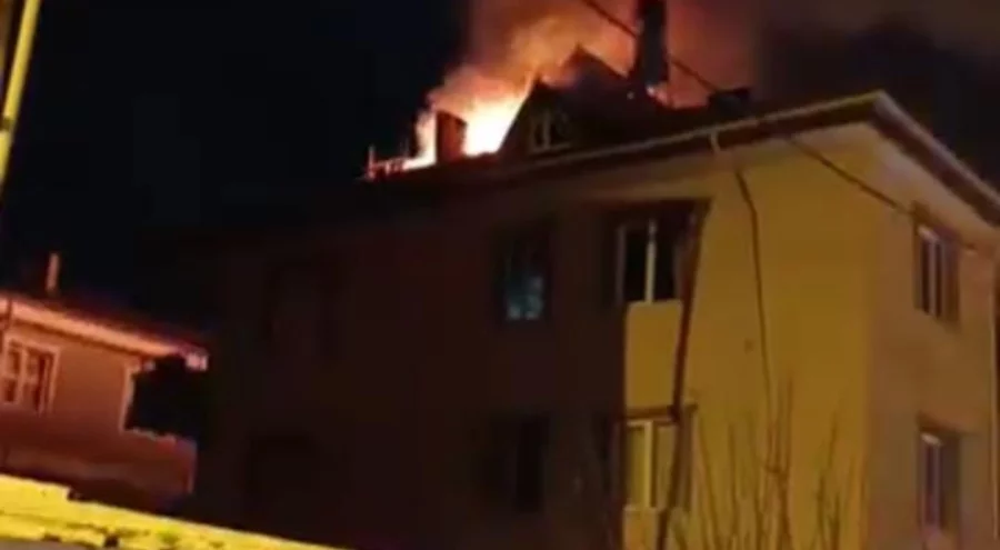 Bursa'da 3 katlı binanın çatısı yandı