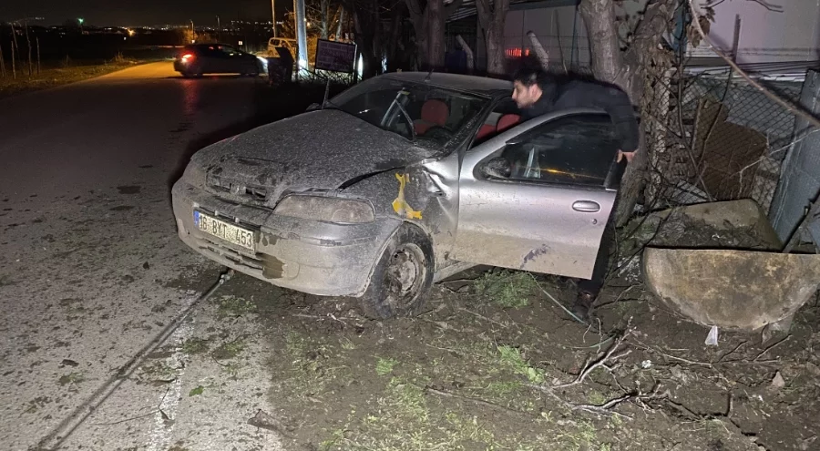 Bursa'da otomobil ağaca çarptı: 4 genç kız yaralandı