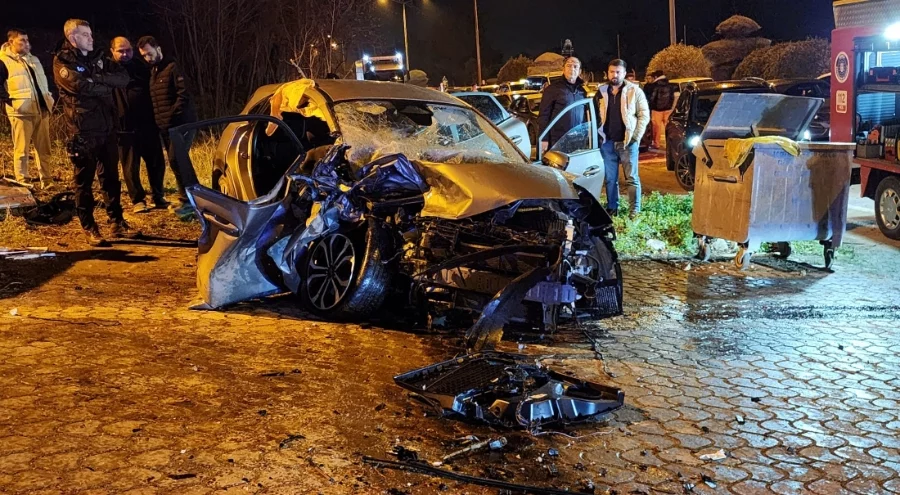 Bursa'da iki otomobil kafa kafaya çarpıştı: 3 kişi ağır yaralı