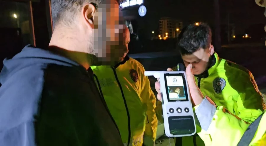 Bursa'da alkollü sürücü bariyerlere çarptı eşini suçladı!