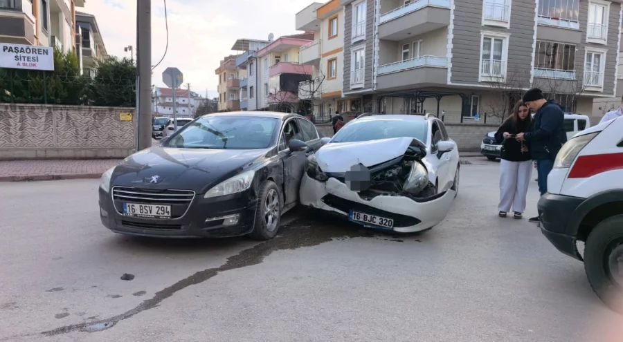 Bursa'da İki Otomobil Çarpıştı: 3 Yaralı