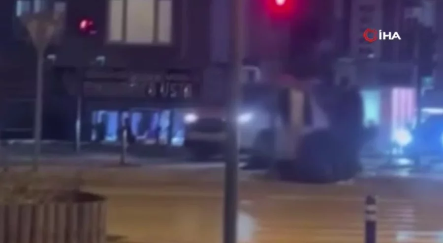 Bursa'da sokak ortasında gençler birbirine girdi