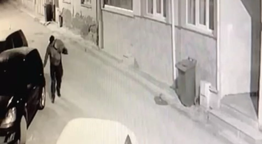 Bursa'da gece yarısı sokaktaki 5 otomobili çizdi