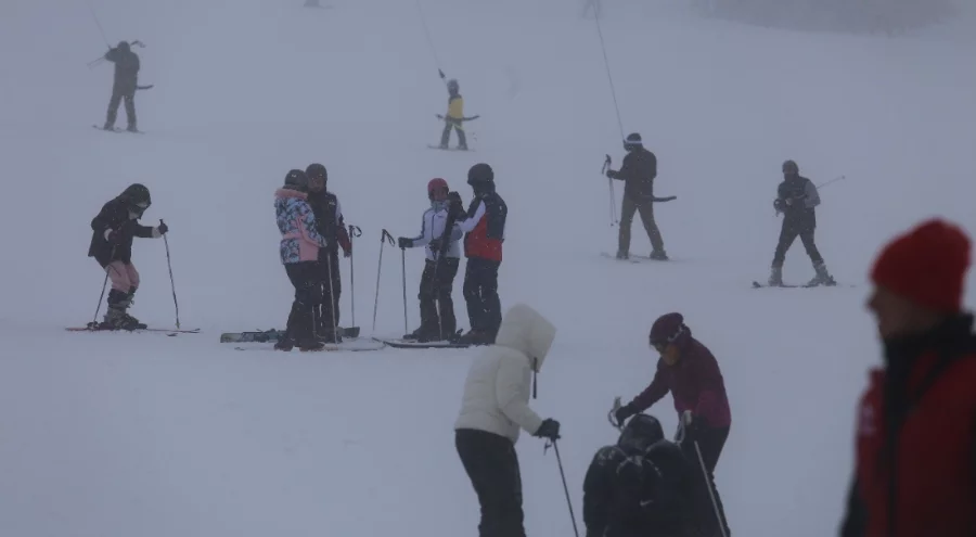 Bursa'da Uludağ'da sis ve soğuğa rağmen pistler dolu