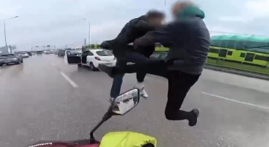 Bursa'da yol verme kavgası: Uçan tekmeler havada uçuştu