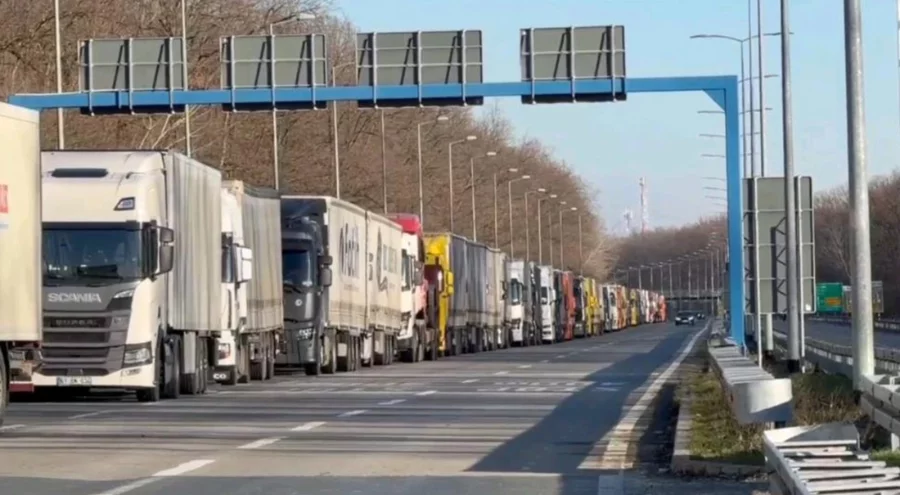 Schengen protestosu sınırları kilitledi: Tırlar günlerdir bekliyor
