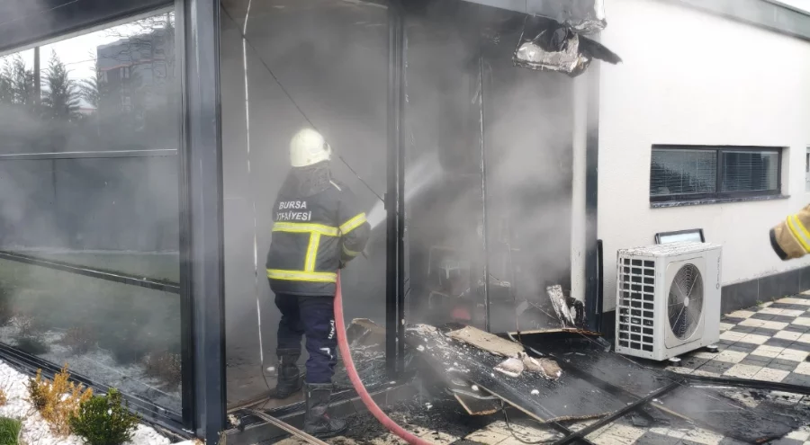 Bursa'da yazlık ev alev aldı, ilk müdahaleyi ev sahibi yaptı
