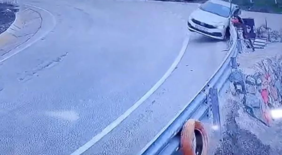 Bursa'da Uludağ yolunda otomobil bariyerlere çarptı