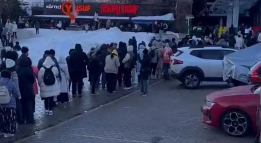 Bursa'da Uludağ teleferiğinde metrelerce kuyruk