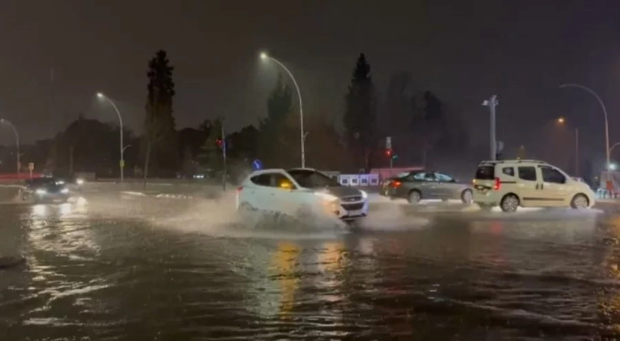 Bursa'da sağanak sonrası cadde göle döndü