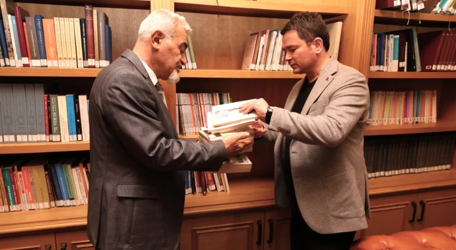 ÇGD Bursa Şubesi Osmangazi'ye Uğur Mumcu Kitaplarını Bağışladı