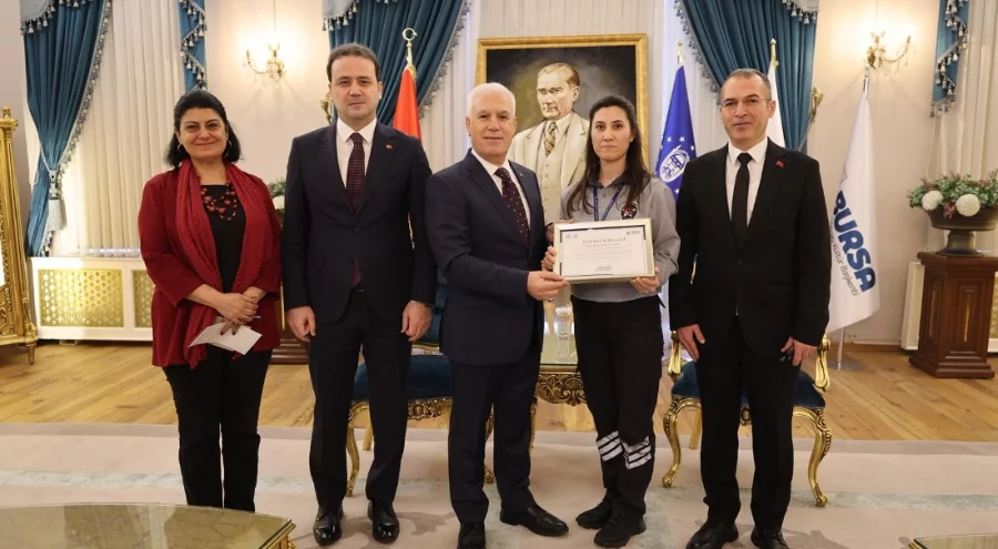 Örnek güvenlik görevlisine Başkan Bozbey'den tebrik