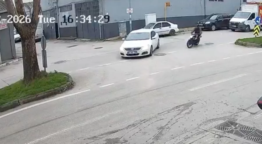 Bursa'da otomobil U dönüşünde motosiklete çarptı